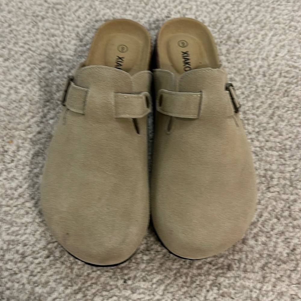Boston Clogs -NEW - women’s size 9